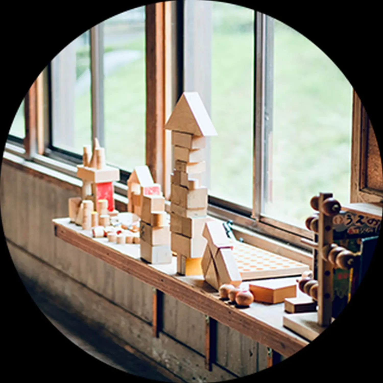 Erste Hilfe Marquardt - Eine Sammlung von Holzbausteinen auf einer Fensterbank.